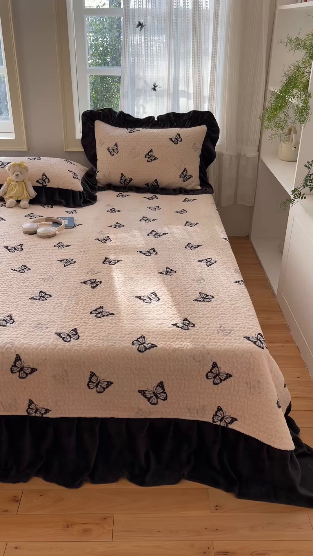 91家纺网 家纺一手货源 找家纺 红嘴企鹅 2025新款花边加厚牛奶绒单品床盖单件床盖三件套 蝶梦