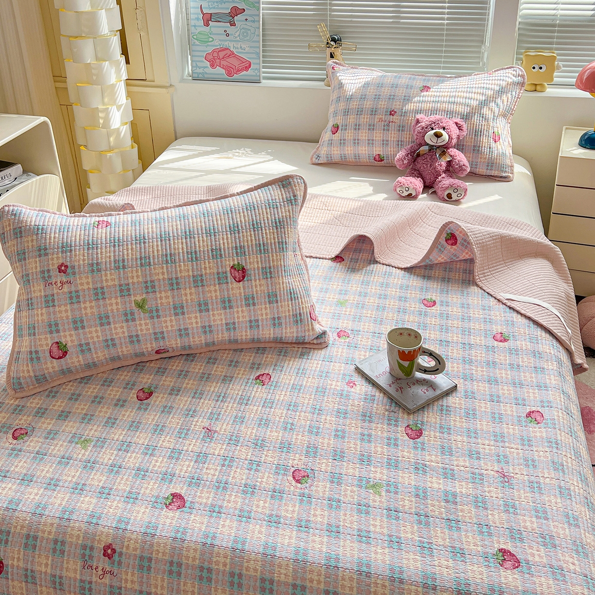 91家纺网 家纺一手货源 找家纺 优选 2025新款木棉双层纱ins少女心可爱加厚豆豆冬被四件套床盖三件套暖梦小红书推荐 格子草莓