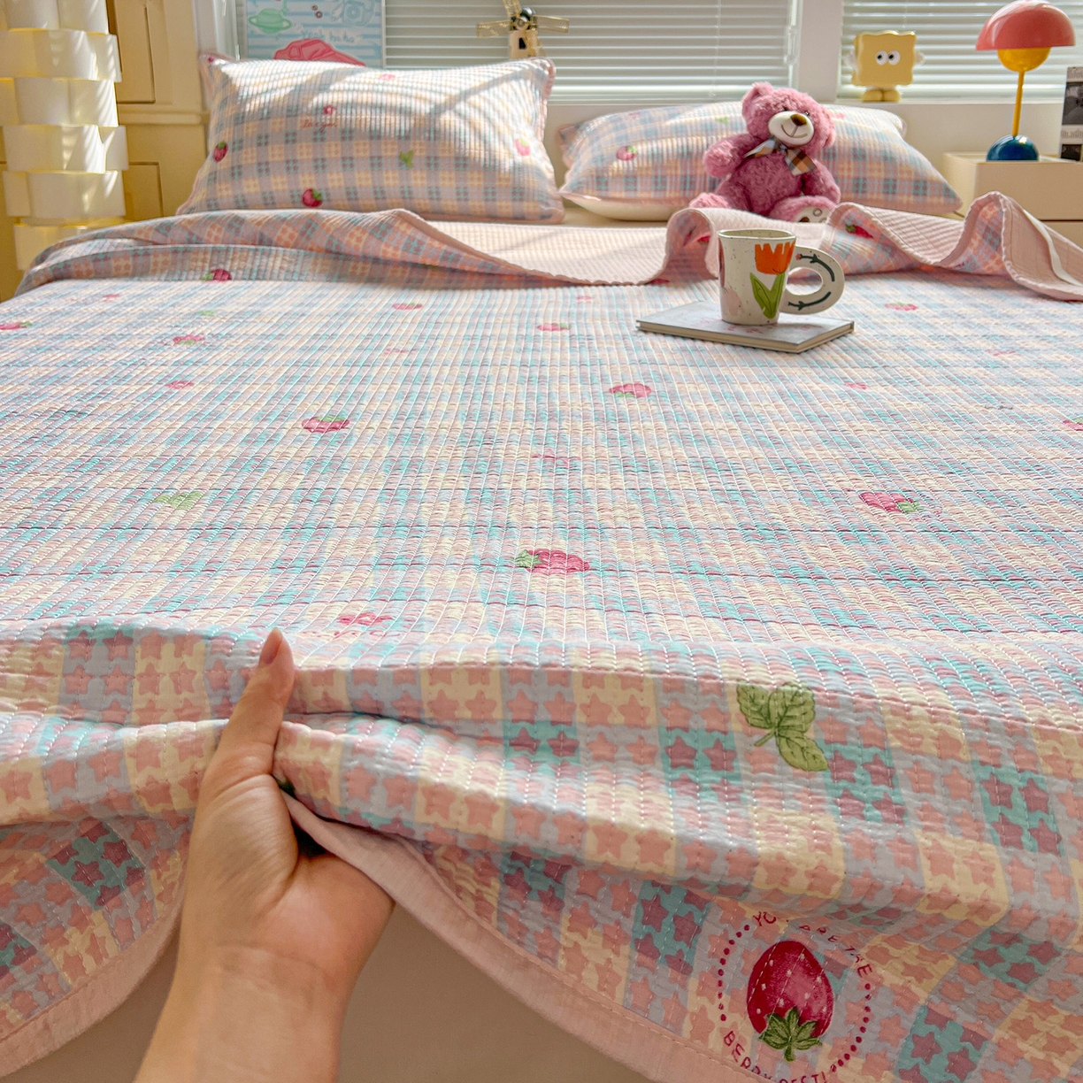 91家纺网 家纺一手货源 找家纺 优选 2025新款木棉双层纱ins少女心可爱加厚豆豆冬被四件套床盖三件套暖梦小红书推荐 格子草莓