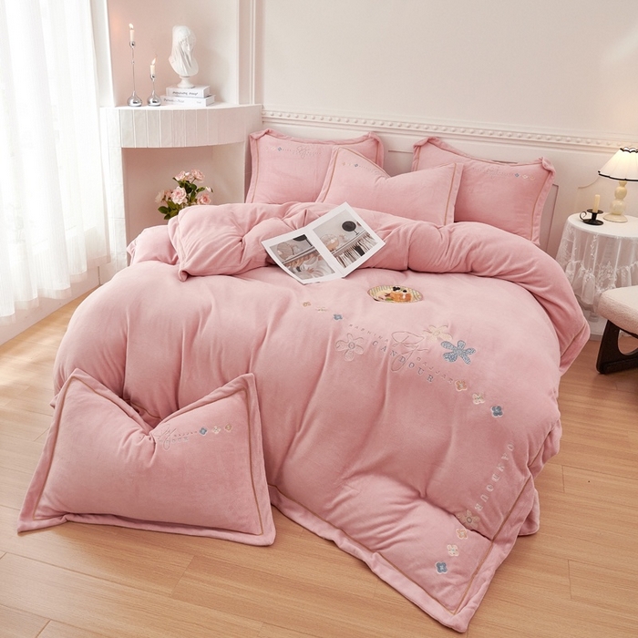 91家纺网 家纺一手货源 找家纺 （总）玖琳家纺 2025新款商场定制款高克重刺绣牛奶绒四件套-幸运草