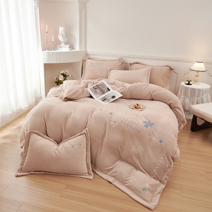 91家纺网 家纺一手货源 找家纺 （总）玖琳家纺 2025新款商场定制款高克重刺绣牛奶绒四件套-幸运草