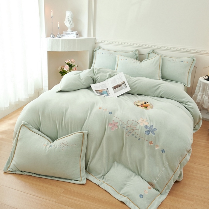 91家纺网 家纺一手货源 找家纺 （总）玖琳家纺 2025新款商场定制款高克重刺绣牛奶绒四件套-幸运草