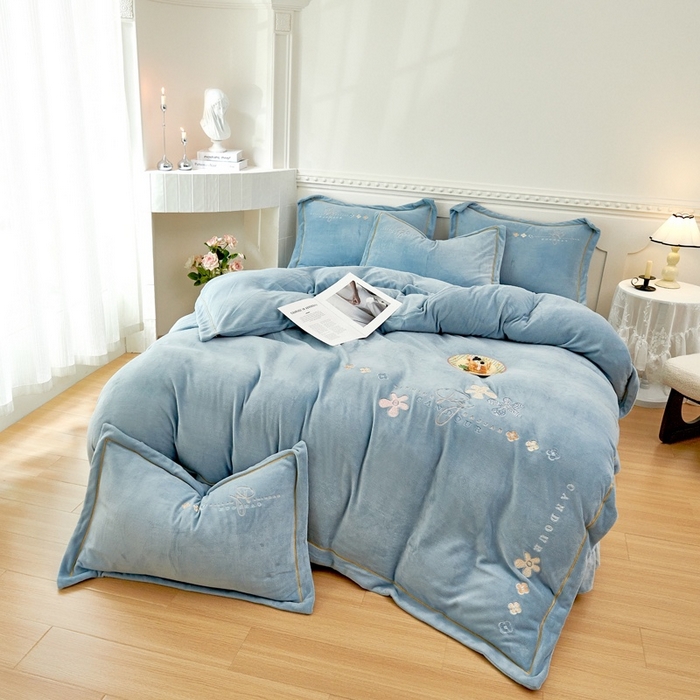 91家纺网 家纺一手货源 找家纺 （总）玖琳家纺 2025新款商场定制款高克重刺绣牛奶绒四件套-幸运草