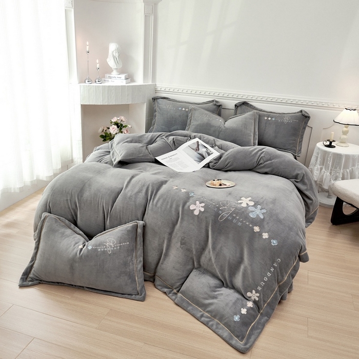 91家纺网 家纺一手货源 找家纺 （总）玖琳家纺 2025新款商场定制款高克重刺绣牛奶绒四件套-幸运草