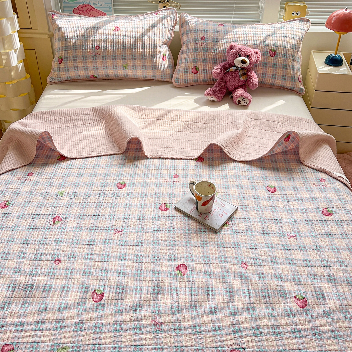 91家纺网 家纺一手货源 找家纺 优选 2025新款木棉双层纱ins少女心可爱加厚豆豆冬被四件套床盖三件套暖梦小红书推荐 格子草莓