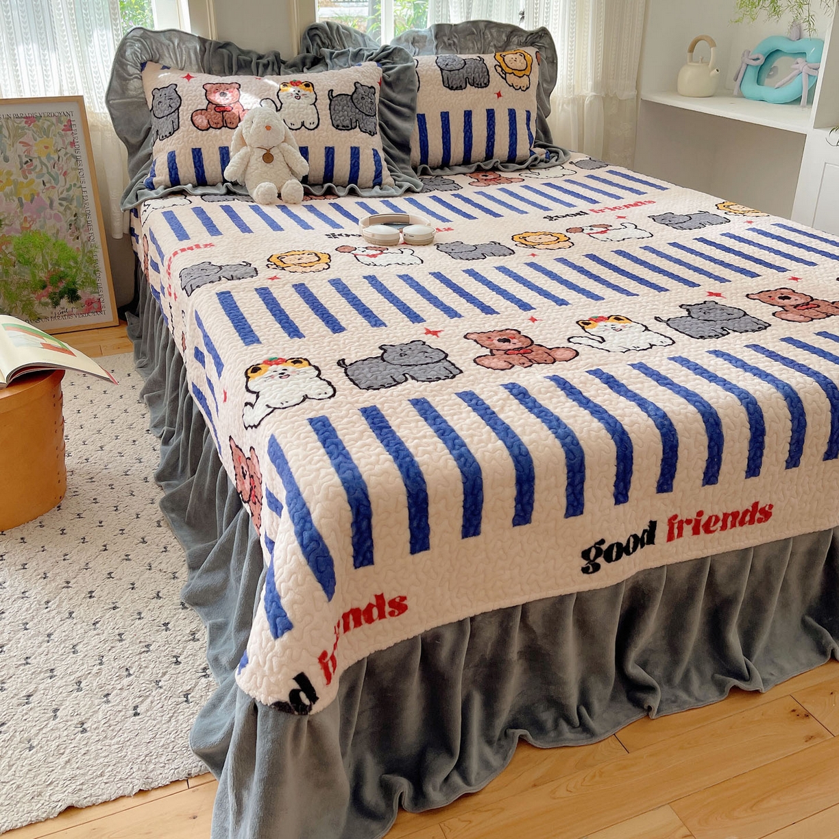 91家纺网 家纺一手货源 找家纺 红嘴企鹅 2025新款花边加厚牛奶绒单品床盖单件床盖三件套 动物乐园