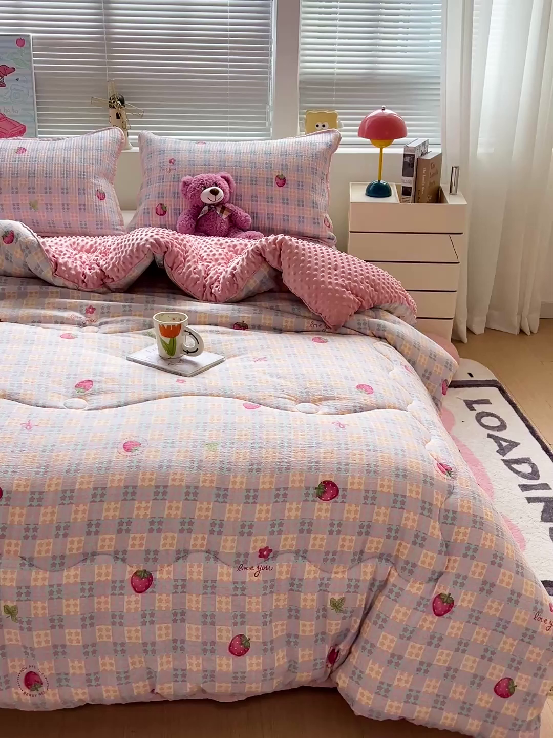 91家纺网 家纺一手货源 找家纺 优选 2025新款木棉双层纱ins少女心可爱加厚豆豆冬被四件套床盖三件套暖梦小红书推荐 格子草莓