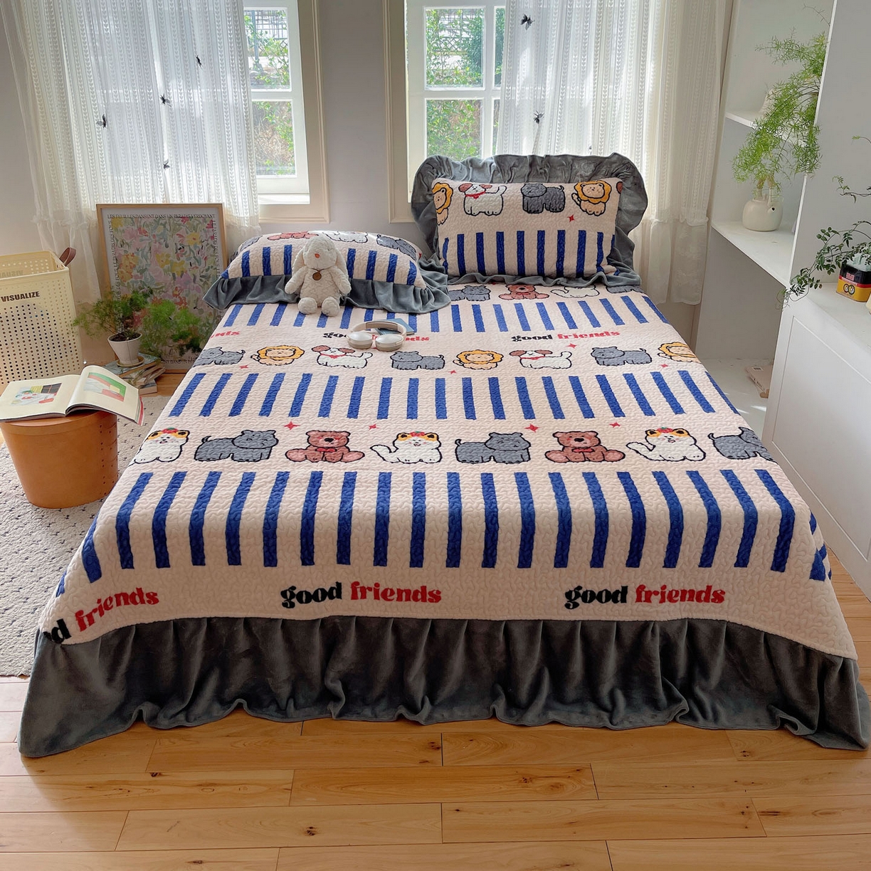 91家纺网 家纺一手货源 找家纺 红嘴企鹅 2025新款花边加厚牛奶绒单品床盖单件床盖三件套 动物乐园