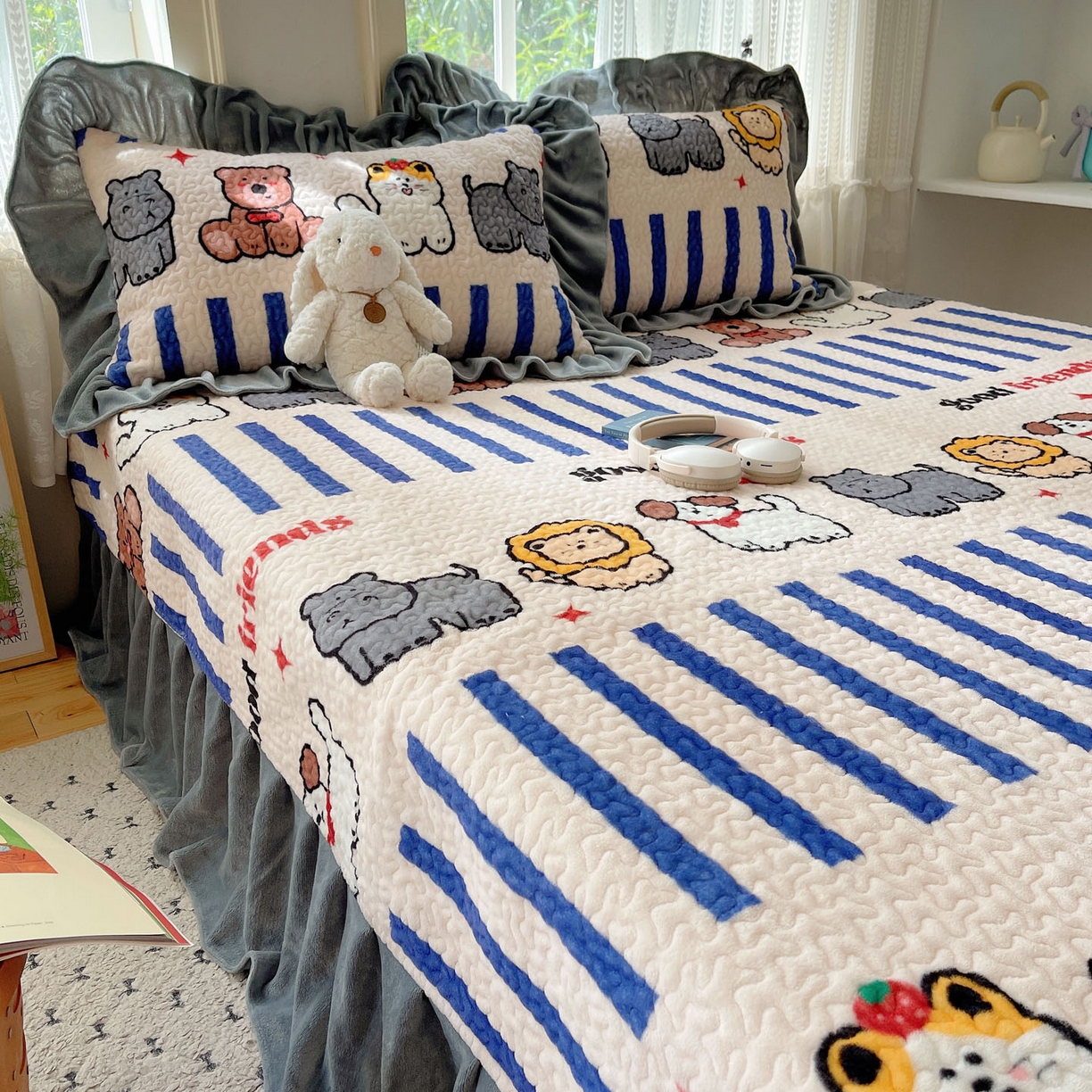 91家纺网 家纺一手货源 找家纺 红嘴企鹅 2025新款花边加厚牛奶绒单品床盖单件床盖三件套 动物乐园