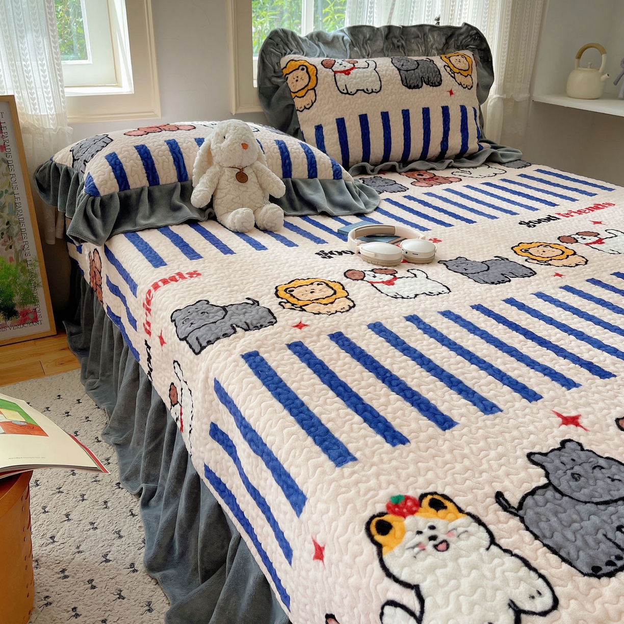 91家纺网 家纺一手货源 找家纺 红嘴企鹅 2025新款花边加厚牛奶绒单品床盖单件床盖三件套 动物乐园