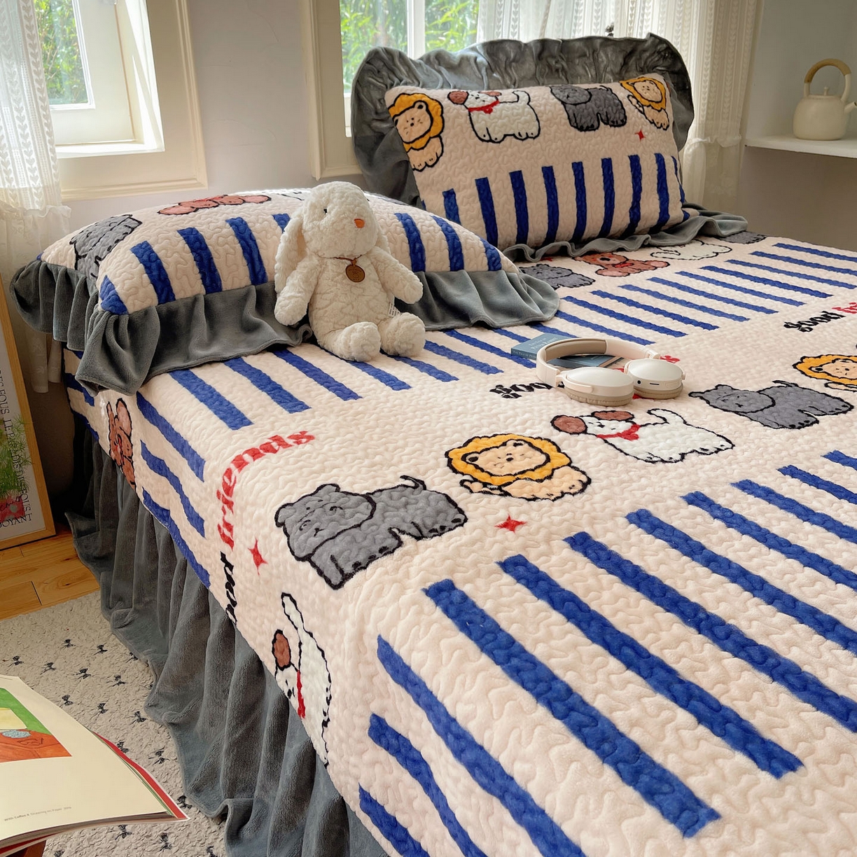 91家纺网 家纺一手货源 找家纺 红嘴企鹅 2025新款花边加厚牛奶绒单品床盖单件床盖三件套 动物乐园