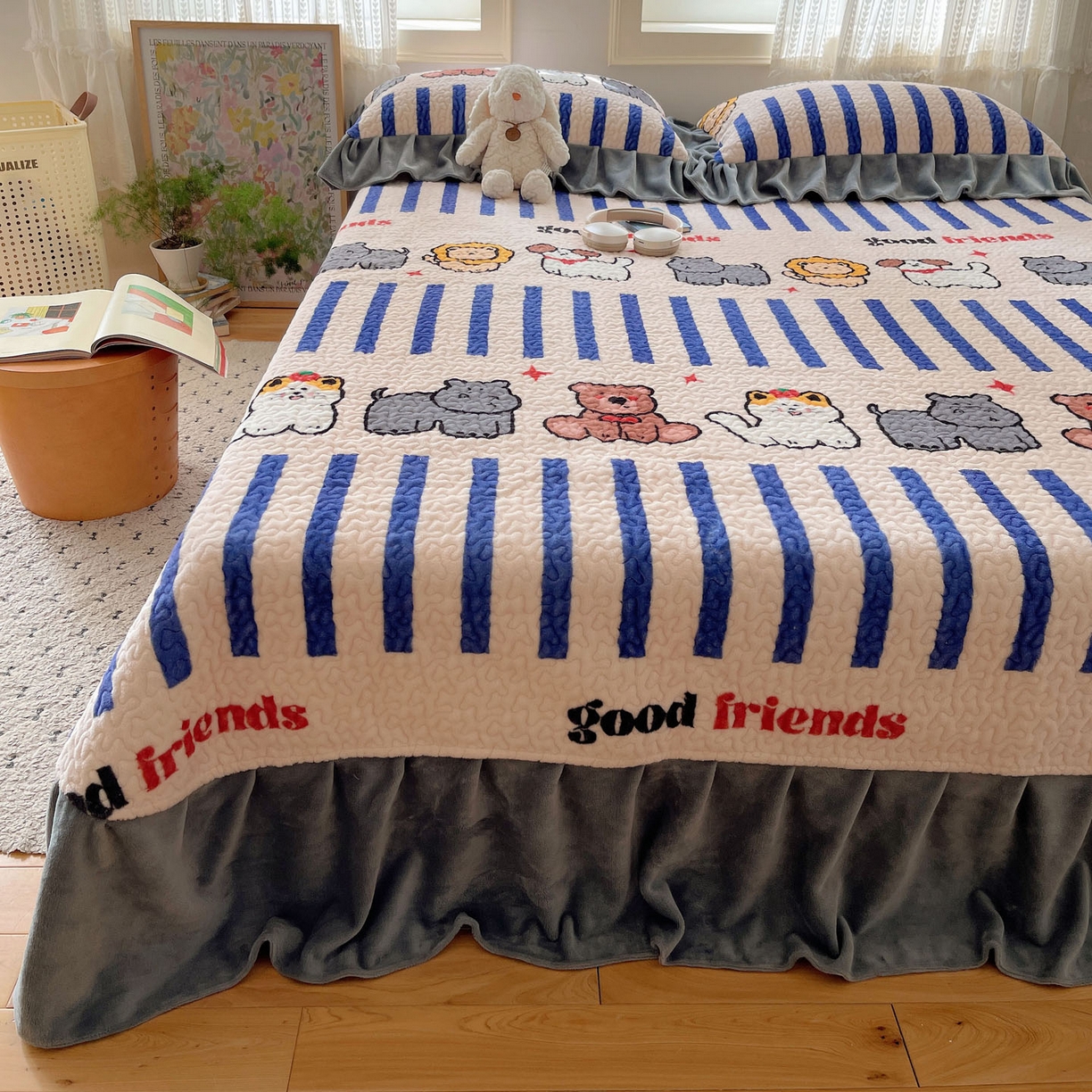 91家纺网 家纺一手货源 找家纺 红嘴企鹅 2025新款花边加厚牛奶绒单品床盖单件床盖三件套 动物乐园