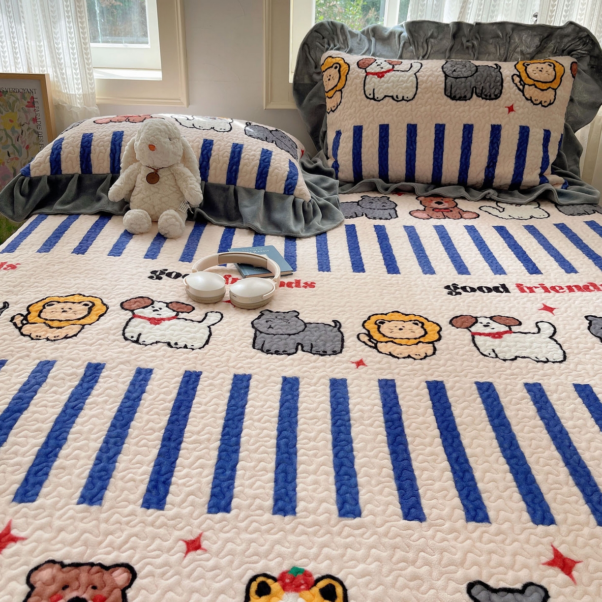 91家纺网 家纺一手货源 找家纺 红嘴企鹅 2025新款花边加厚牛奶绒单品床盖单件床盖三件套 动物乐园