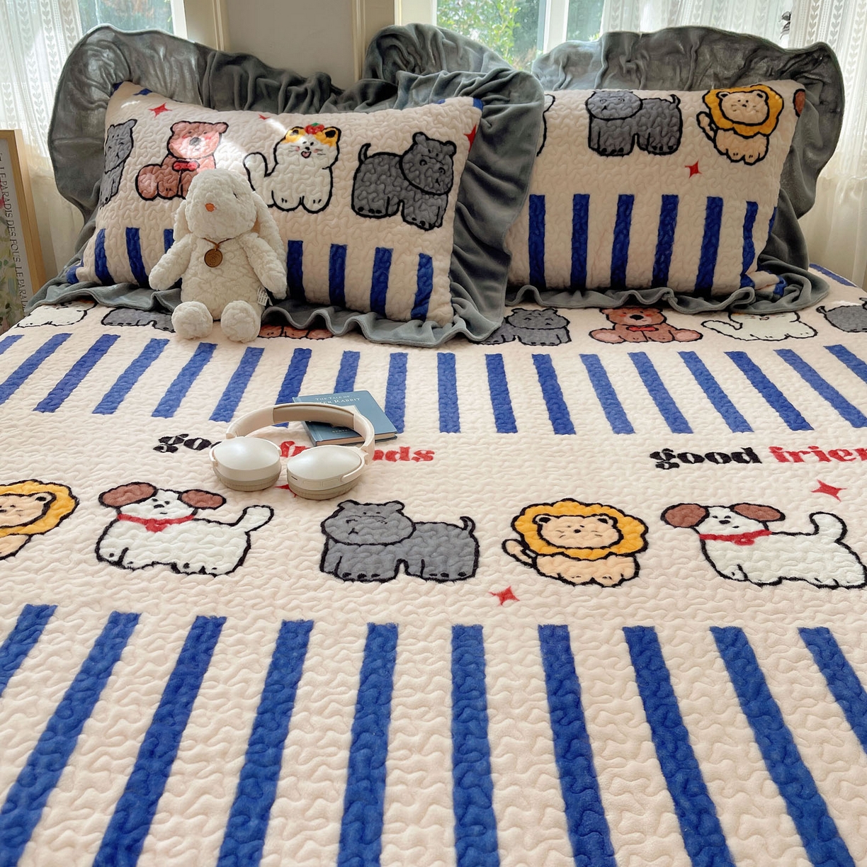 91家纺网 家纺一手货源 找家纺 红嘴企鹅 2025新款花边加厚牛奶绒单品床盖单件床盖三件套 动物乐园