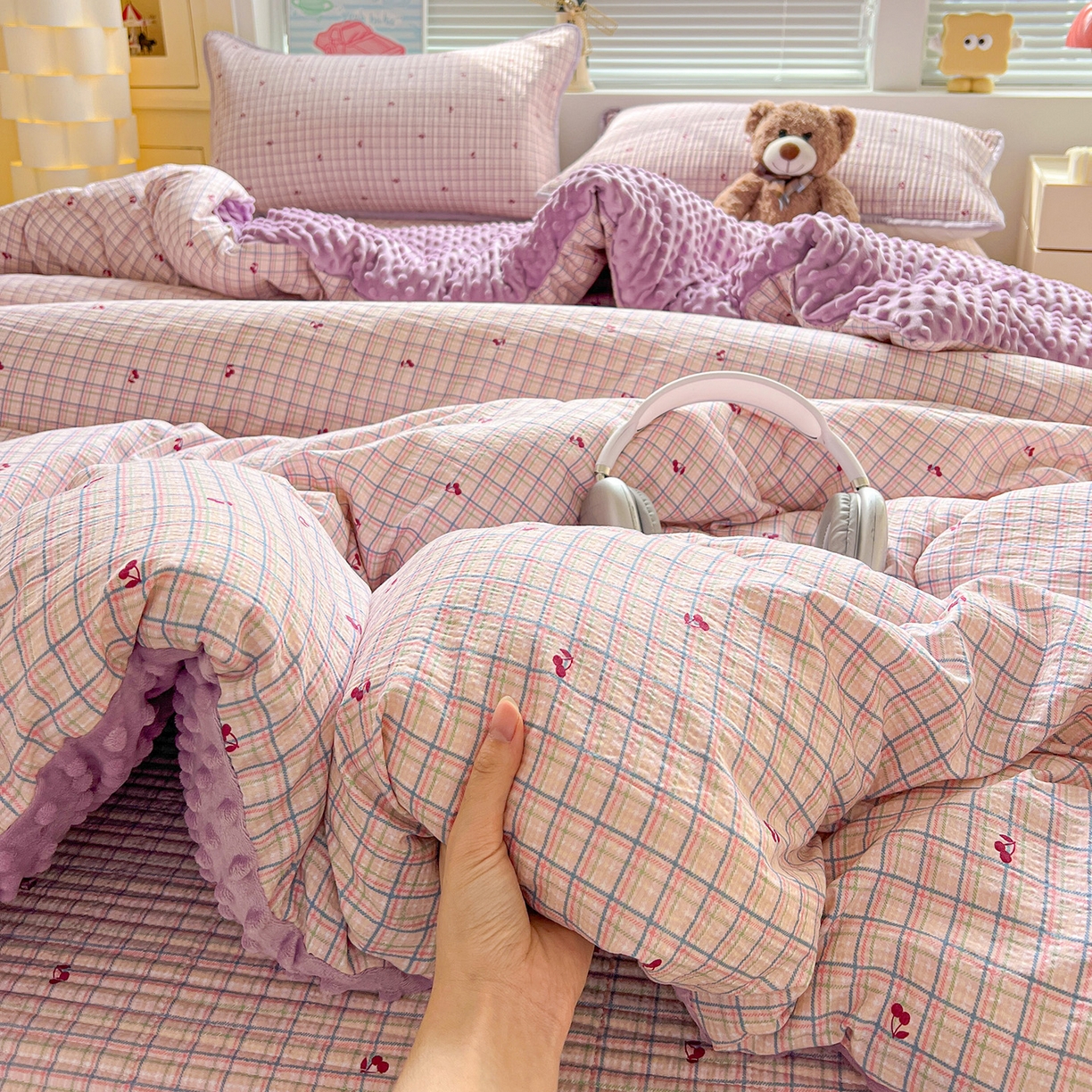 91家纺网 家纺一手货源 找家纺 优选 2025新款木棉双层纱ins少女心可爱加厚豆豆冬被四件套床盖三件套暖梦小红书推荐 格子樱桃