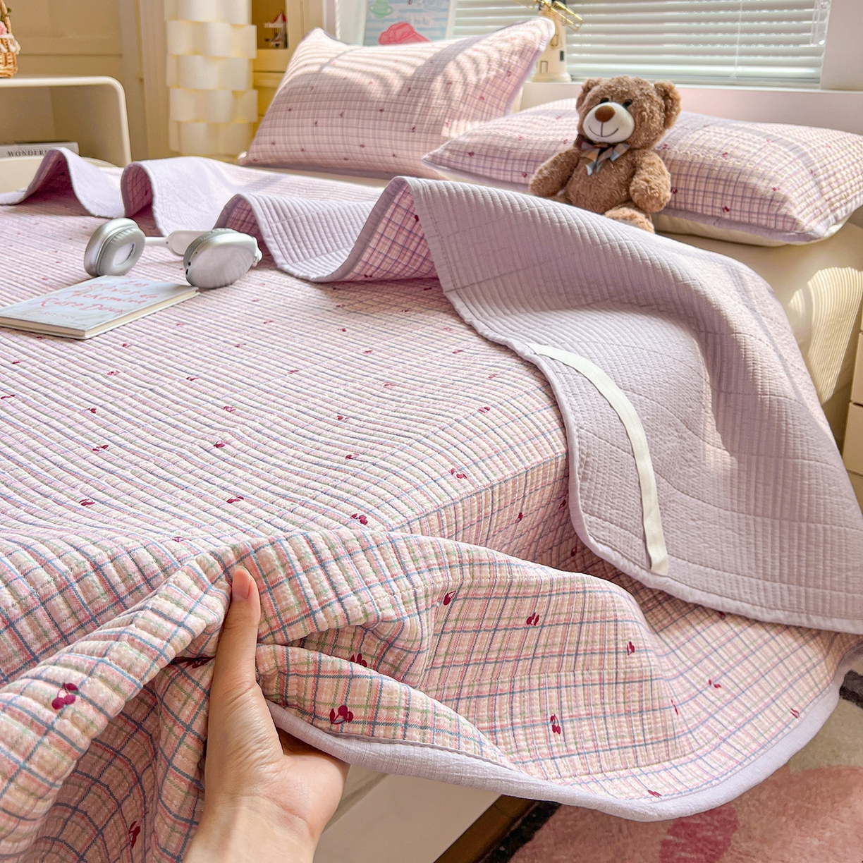 91家纺网 家纺一手货源 找家纺 优选 2025新款木棉双层纱ins少女心可爱加厚豆豆冬被四件套床盖三件套暖梦小红书推荐 格子樱桃