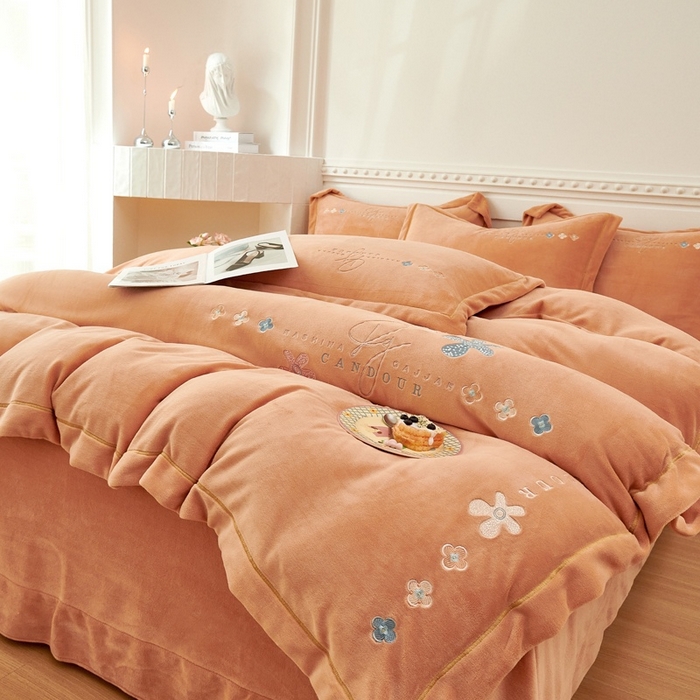 91家纺网 家纺一手货源 找家纺 （总）玖琳家纺 2025新款商场定制款高克重刺绣牛奶绒四件套-幸运草