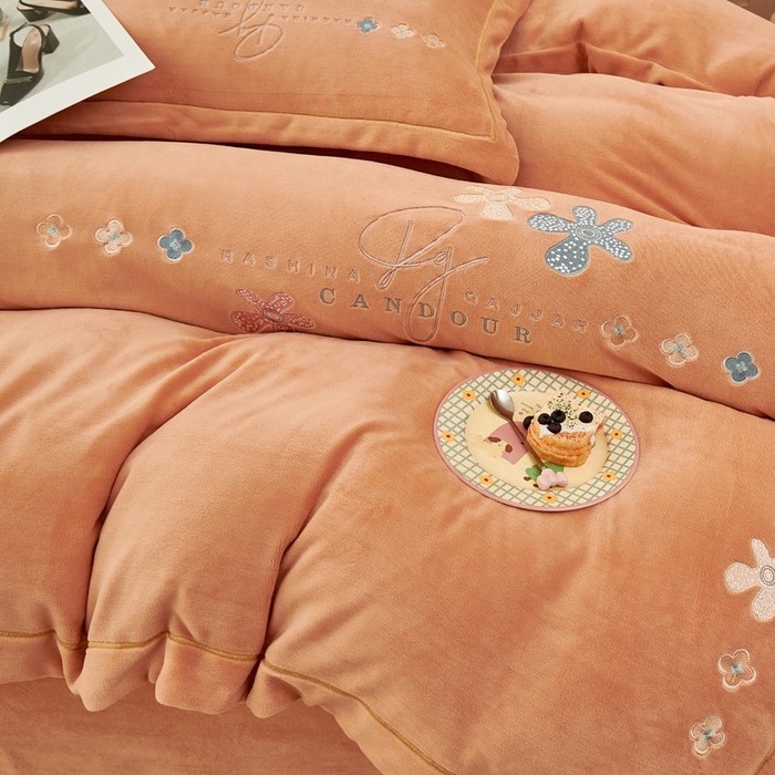 91家纺网 家纺一手货源 找家纺 （总）玖琳家纺 2025新款商场定制款高克重刺绣牛奶绒四件套-幸运草