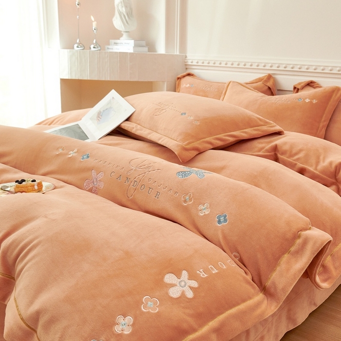 91家纺网 家纺一手货源 找家纺 （总）玖琳家纺 2025新款商场定制款高克重刺绣牛奶绒四件套-幸运草