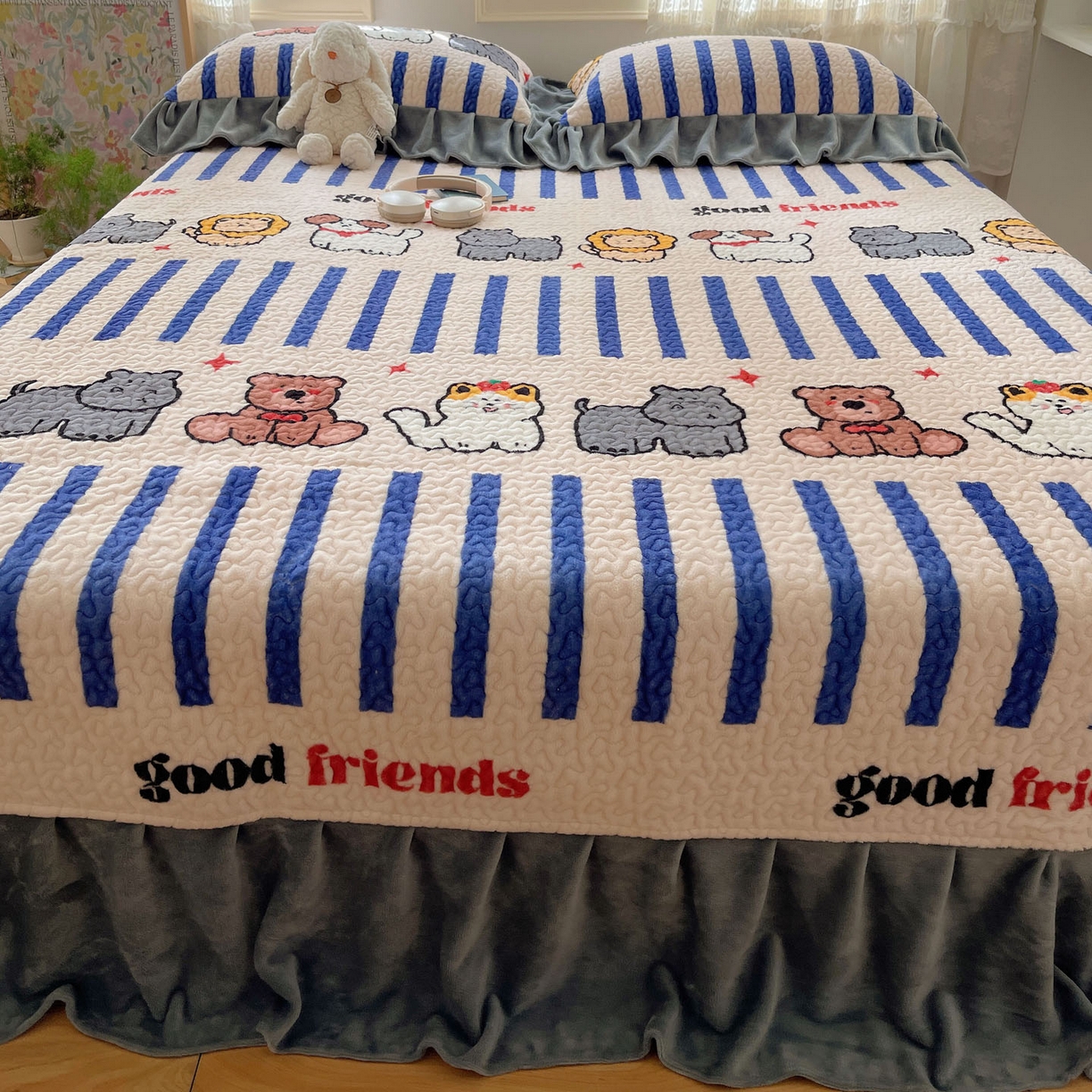 91家纺网 家纺一手货源 找家纺 红嘴企鹅 2025新款花边加厚牛奶绒单品床盖单件床盖三件套 动物乐园