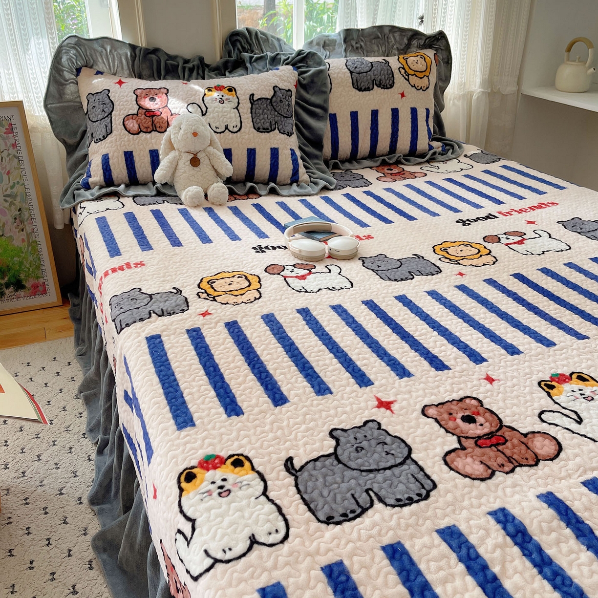 91家纺网 家纺一手货源 找家纺 红嘴企鹅 2025新款花边加厚牛奶绒单品床盖单件床盖三件套 动物乐园