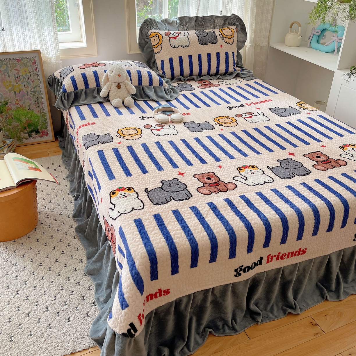 91家纺网 家纺一手货源 找家纺 红嘴企鹅 2025新款花边加厚牛奶绒单品床盖单件床盖三件套 动物乐园