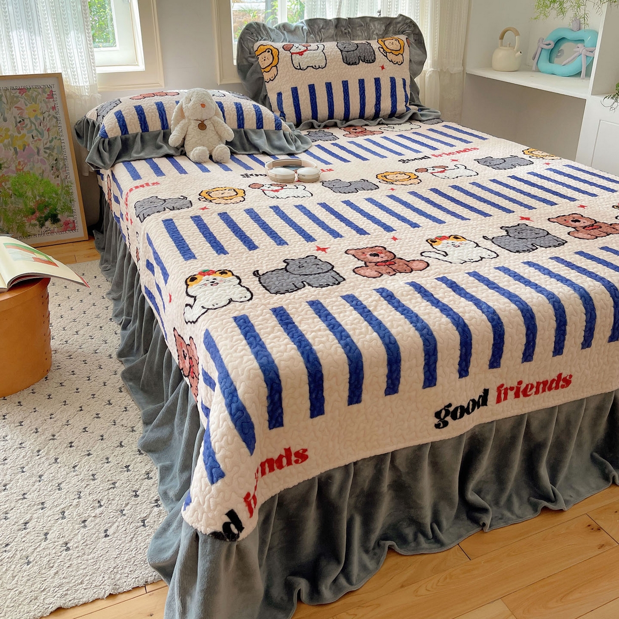 91家纺网 家纺一手货源 找家纺 红嘴企鹅 2025新款花边加厚牛奶绒单品床盖单件床盖三件套 动物乐园