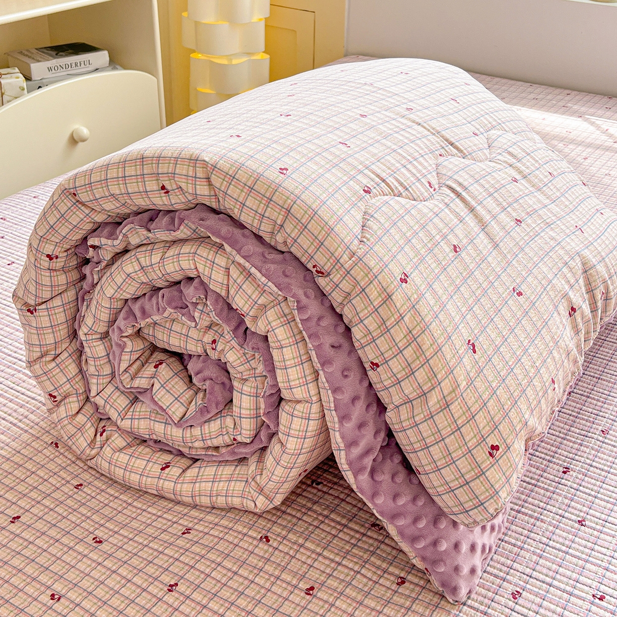 91家纺网 家纺一手货源 找家纺 优选 2025新款木棉双层纱ins少女心可爱加厚豆豆冬被四件套床盖三件套暖梦小红书推荐 格子樱桃