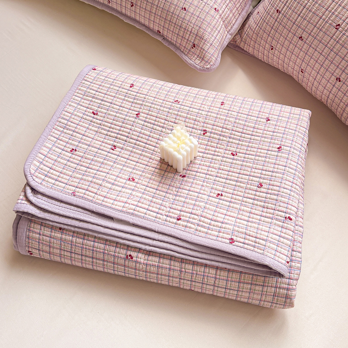 91家纺网 家纺一手货源 找家纺 优选 2025新款木棉双层纱ins少女心可爱加厚豆豆冬被四件套床盖三件套暖梦小红书推荐 格子樱桃