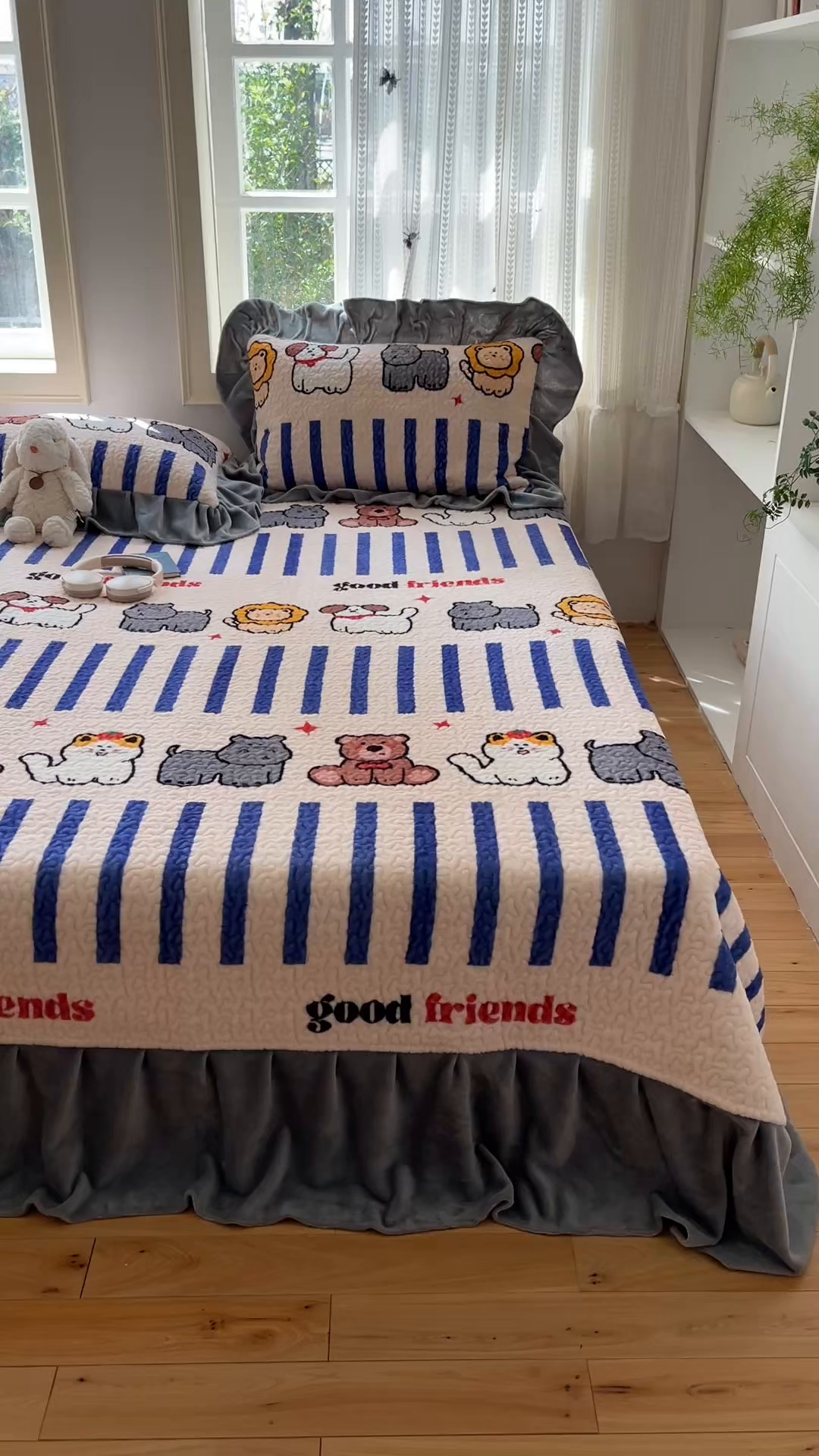 91家纺网 家纺一手货源 找家纺 红嘴企鹅 2025新款花边加厚牛奶绒单品床盖单件床盖三件套 动物乐园