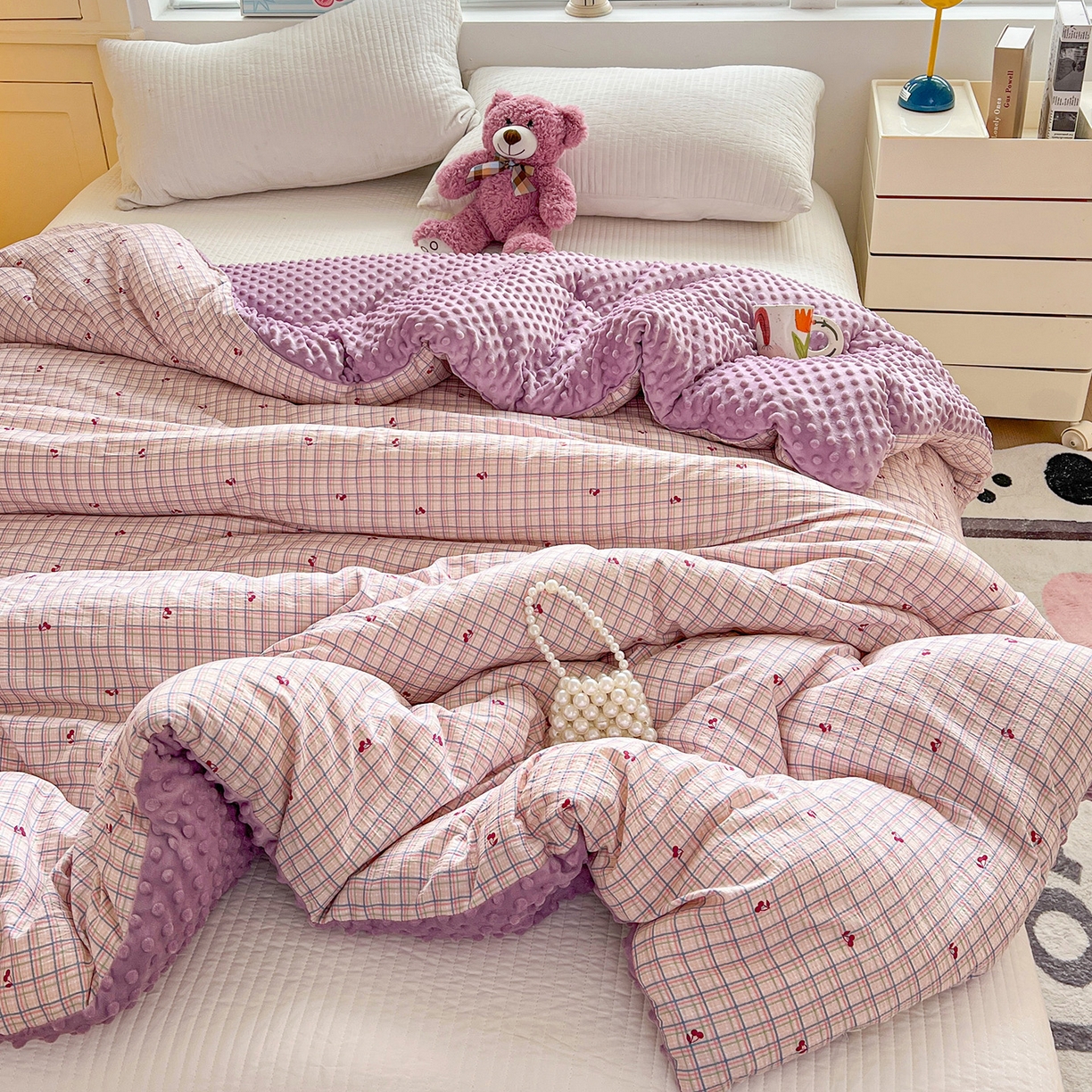 91家纺网 家纺一手货源 找家纺 优选 2025新款木棉双层纱ins少女心可爱加厚豆豆冬被四件套床盖三件套暖梦小红书推荐 格子樱桃