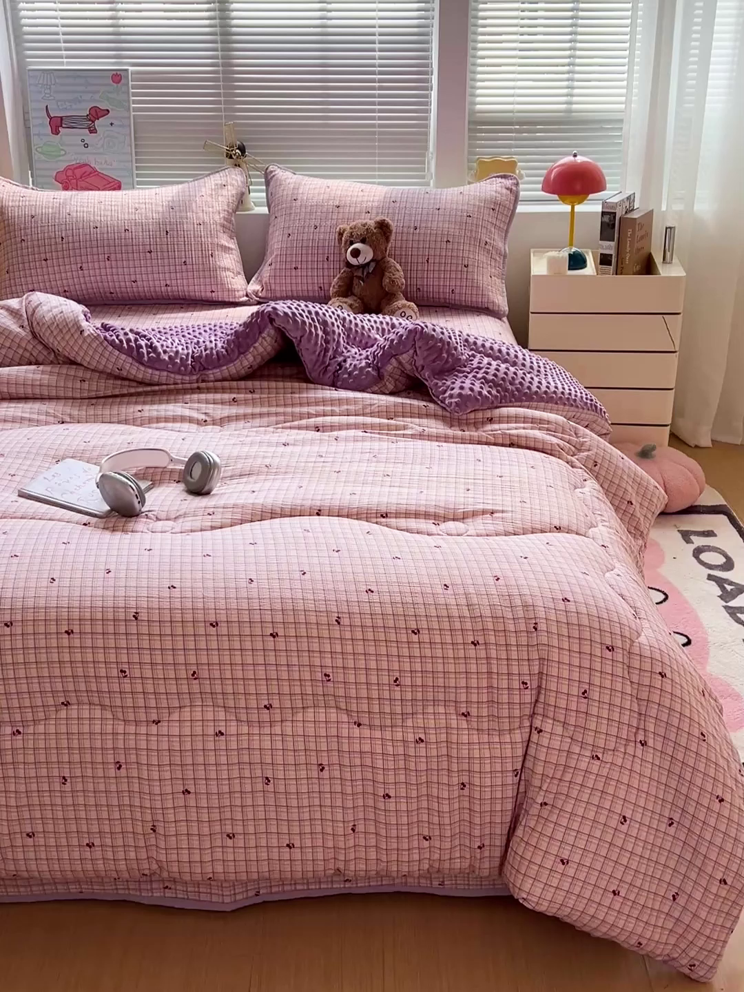 91家纺网 家纺一手货源 找家纺 优选 2025新款木棉双层纱ins少女心可爱加厚豆豆冬被四件套床盖三件套暖梦小红书推荐 格子樱桃