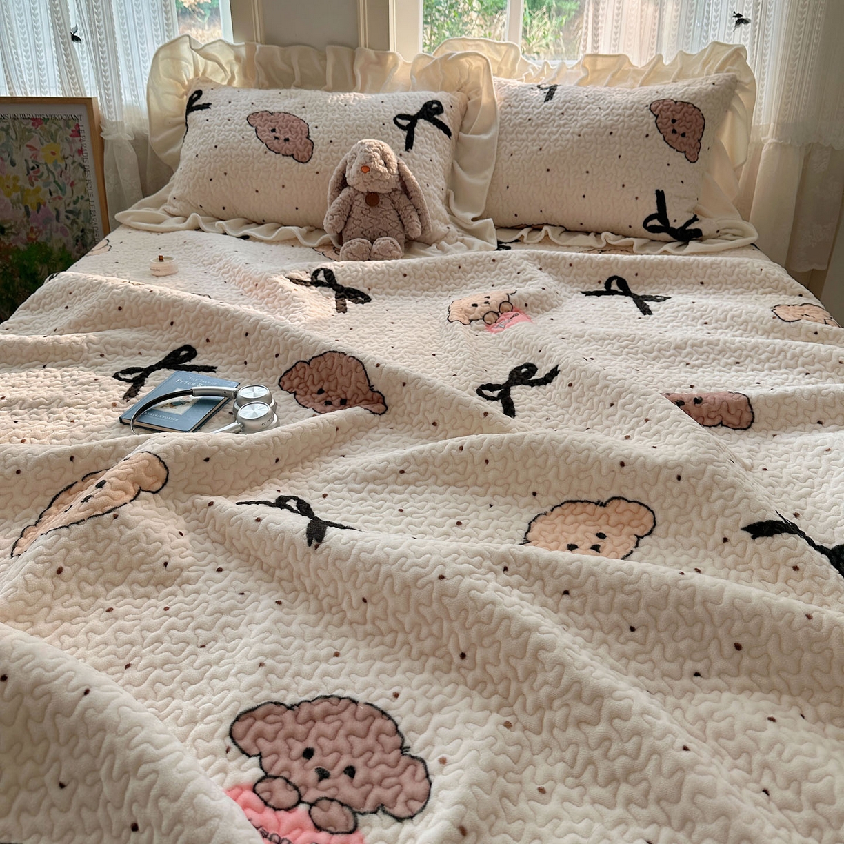 91家纺网 家纺一手货源 找家纺 红嘴企鹅 2025新款花边加厚牛奶绒单品床盖单件床盖三件套 蝴蝶狗狗