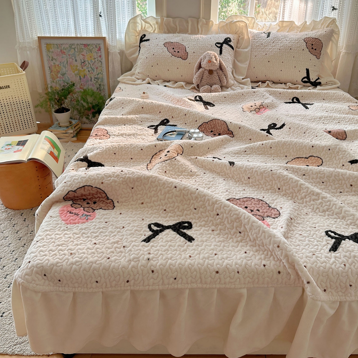 91家纺网 家纺一手货源 找家纺 红嘴企鹅 2025新款花边加厚牛奶绒单品床盖单件床盖三件套 蝴蝶狗狗