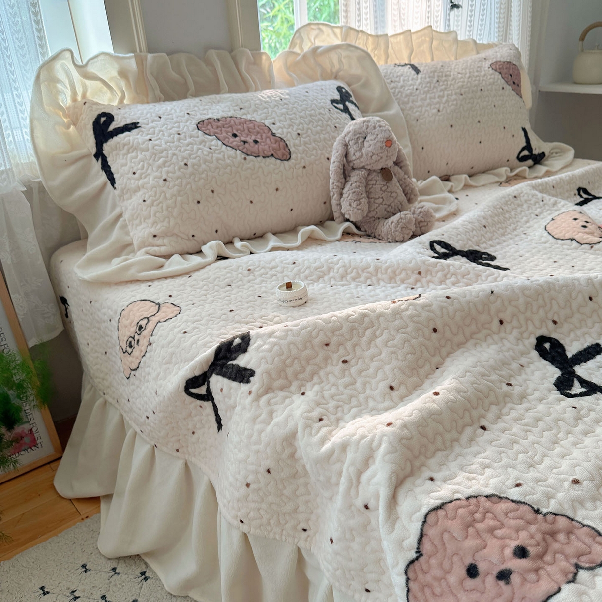 91家纺网 家纺一手货源 找家纺 红嘴企鹅 2025新款花边加厚牛奶绒单品床盖单件床盖三件套 蝴蝶狗狗