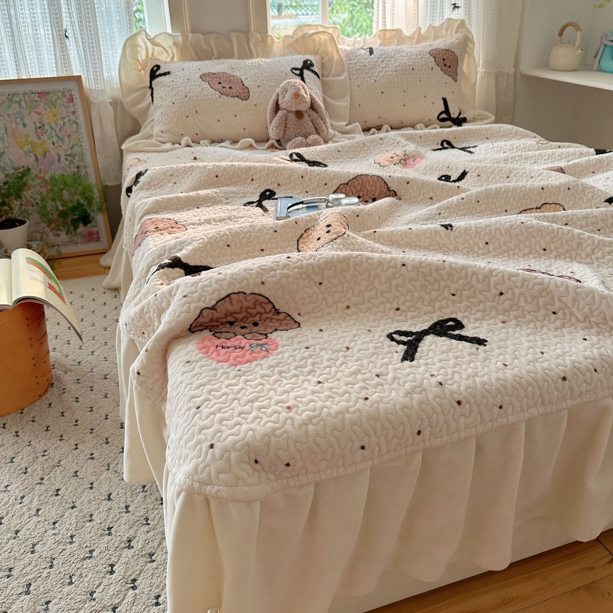 91家纺网 家纺一手货源 找家纺 红嘴企鹅 2025新款花边加厚牛奶绒单品床盖单件床盖三件套 蝴蝶狗狗