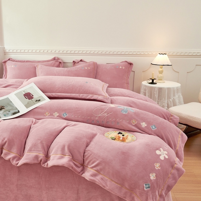 91家纺网 家纺一手货源 找家纺 玖琳家纺 2025新款商场定制款高克重刺绣牛奶绒四件套-幸运草 豆沙