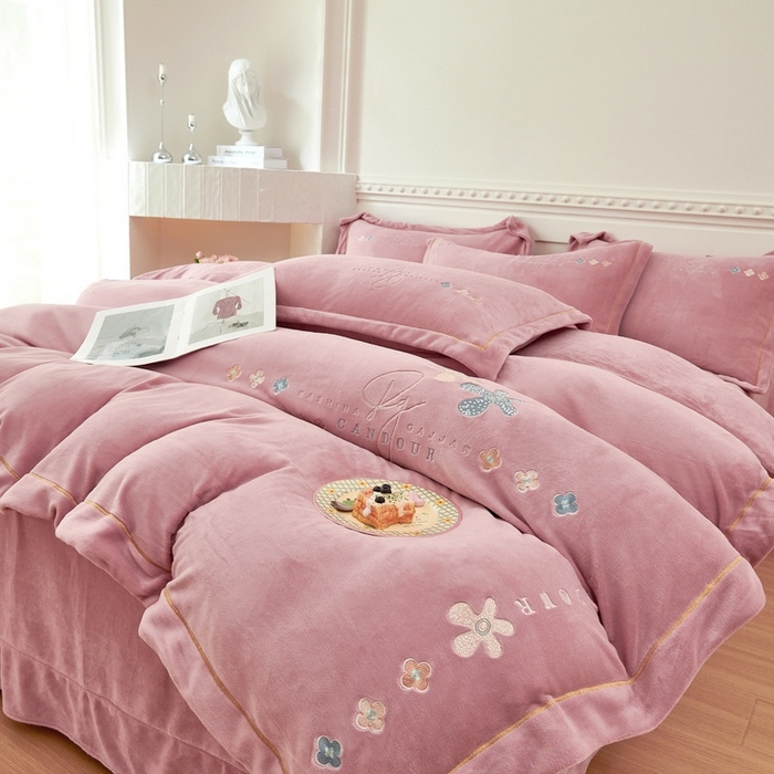 91家纺网 家纺一手货源 找家纺 玖琳家纺 2025新款商场定制款高克重刺绣牛奶绒四件套-幸运草 豆沙