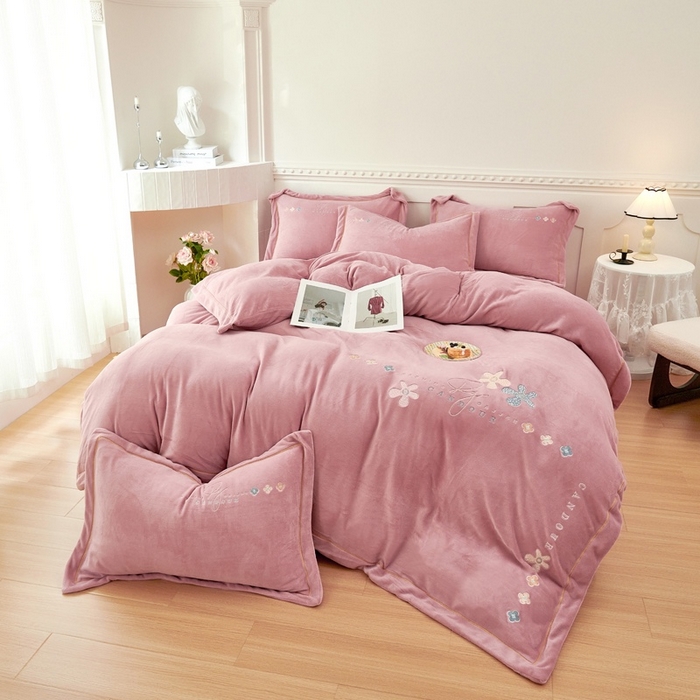 91家纺网 家纺一手货源 找家纺 玖琳家纺 2025新款商场定制款高克重刺绣牛奶绒四件套-幸运草 豆沙