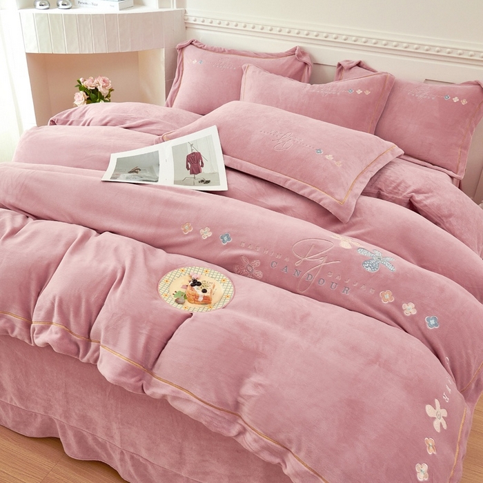 91家纺网 家纺一手货源 找家纺 玖琳家纺 2025新款商场定制款高克重刺绣牛奶绒四件套-幸运草 豆沙