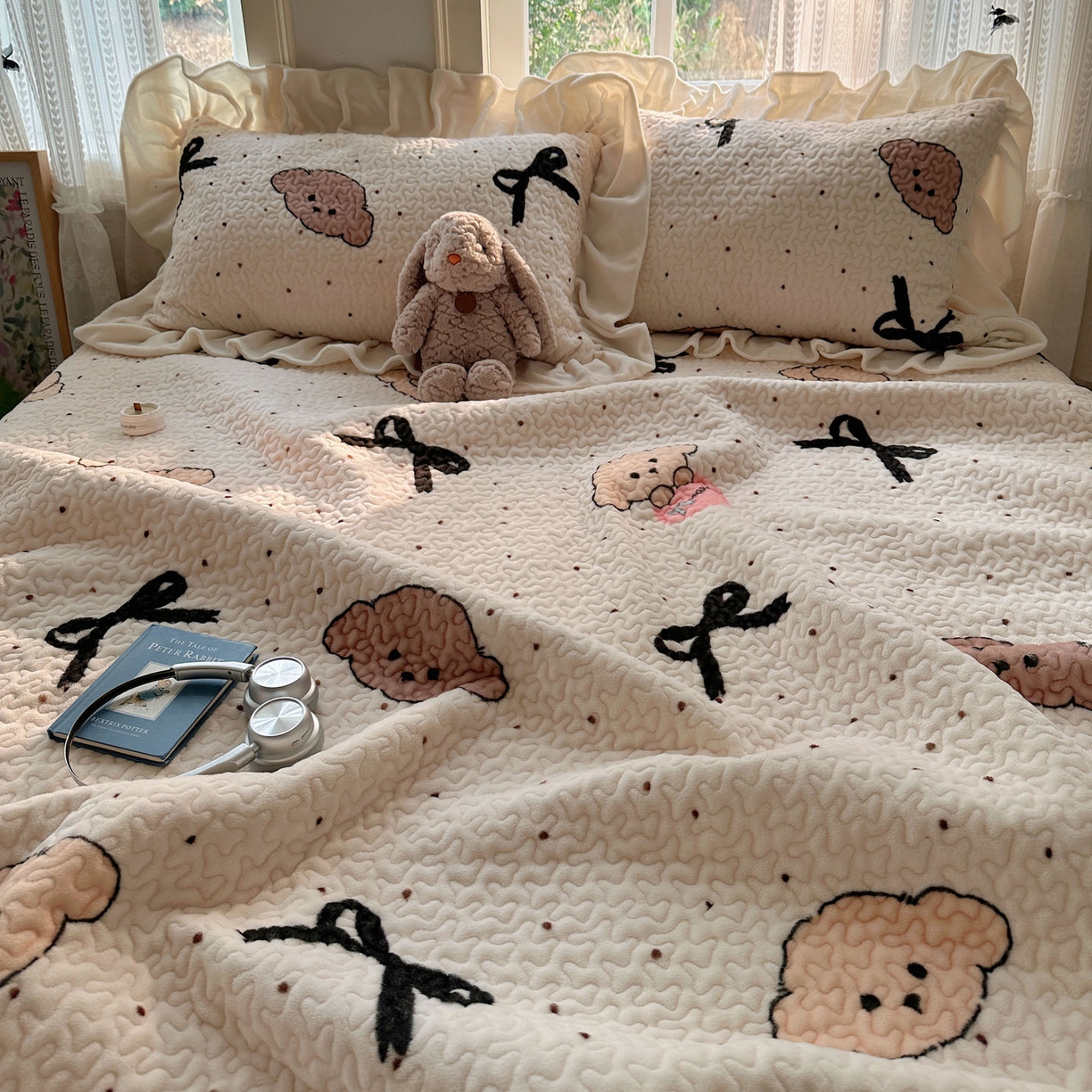 91家纺网 家纺一手货源 找家纺 红嘴企鹅 2025新款花边加厚牛奶绒单品床盖单件床盖三件套 蝴蝶狗狗