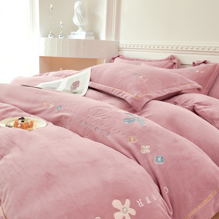 91家纺网 家纺一手货源 找家纺 玖琳家纺 2025新款商场定制款高克重刺绣牛奶绒四件套-幸运草 豆沙