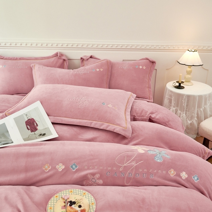 91家纺网 家纺一手货源 找家纺 玖琳家纺 2025新款商场定制款高克重刺绣牛奶绒四件套-幸运草 豆沙