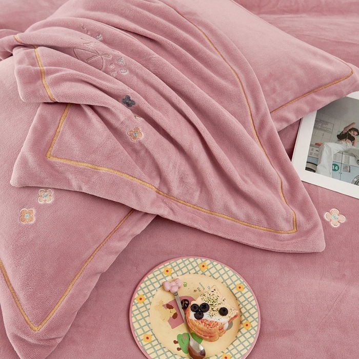 91家纺网 家纺一手货源 找家纺 玖琳家纺 2025新款商场定制款高克重刺绣牛奶绒四件套-幸运草 豆沙