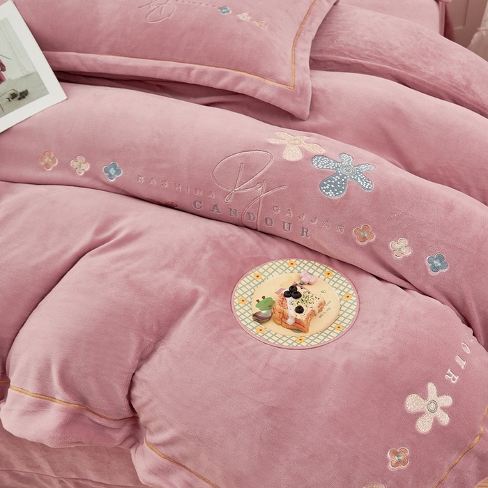 91家纺网 家纺一手货源 找家纺 玖琳家纺 2025新款商场定制款高克重刺绣牛奶绒四件套-幸运草 豆沙