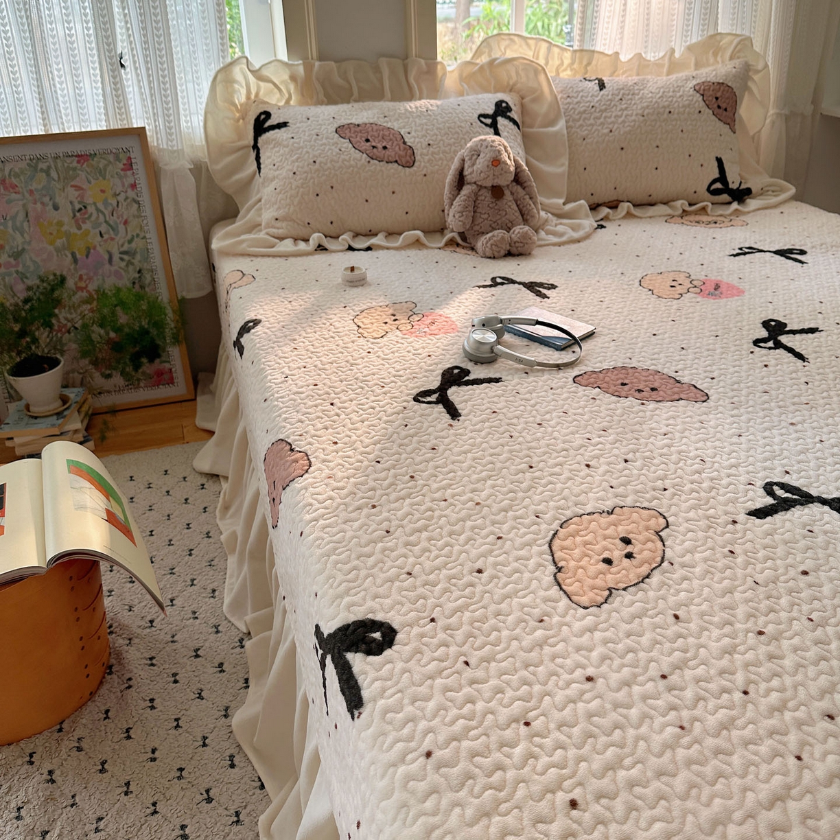 91家纺网 家纺一手货源 找家纺 红嘴企鹅 2025新款花边加厚牛奶绒单品床盖单件床盖三件套 蝴蝶狗狗