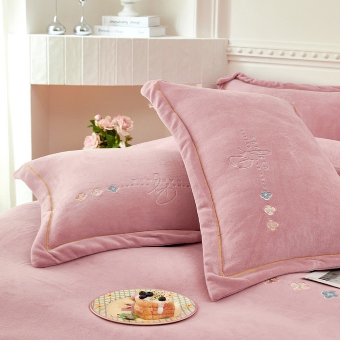 91家纺网 家纺一手货源 找家纺 玖琳家纺 2025新款商场定制款高克重刺绣牛奶绒四件套-幸运草 豆沙