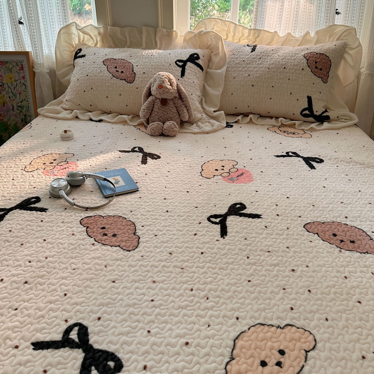 91家纺网 家纺一手货源 找家纺 红嘴企鹅 2025新款花边加厚牛奶绒单品床盖单件床盖三件套 蝴蝶狗狗