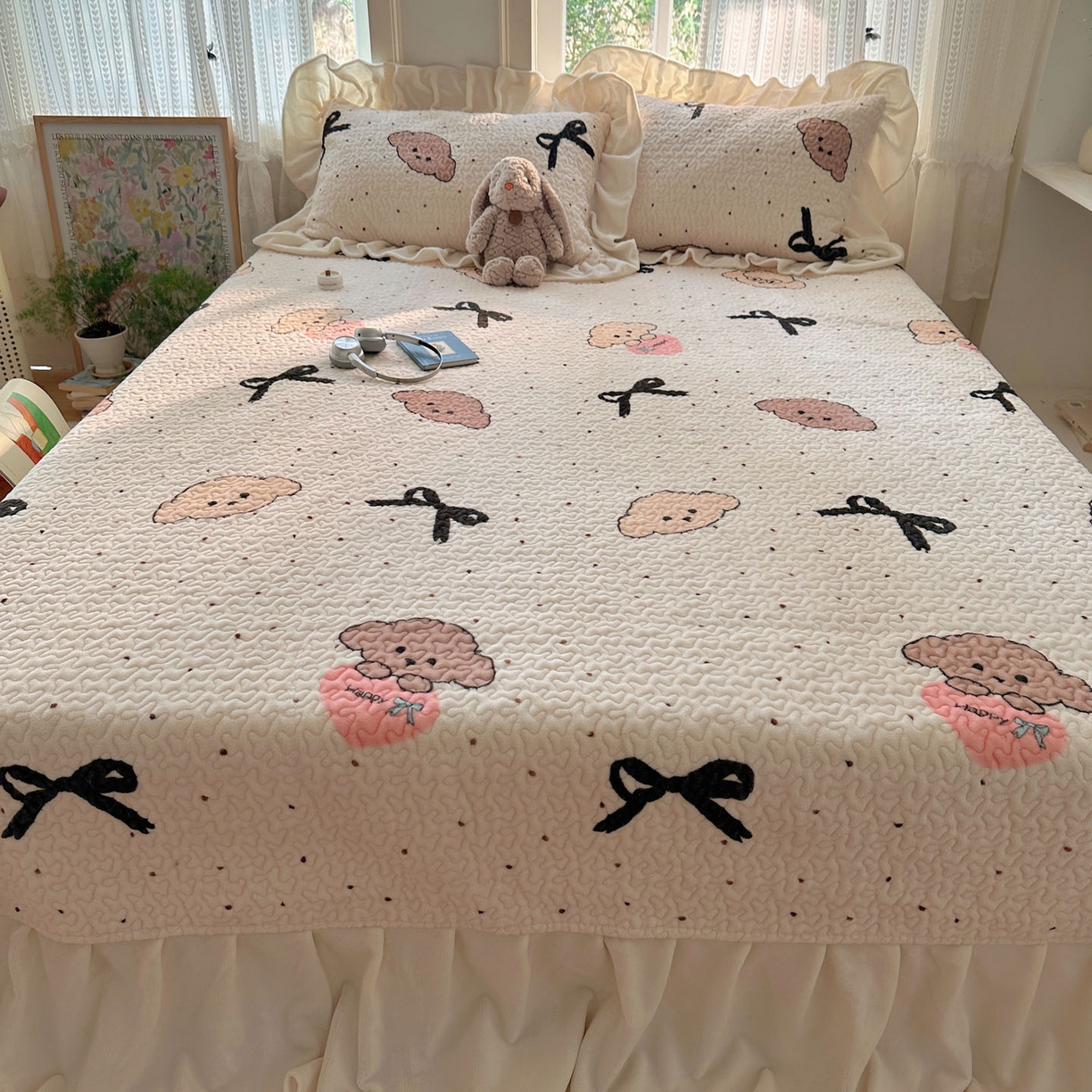 91家纺网 家纺一手货源 找家纺 红嘴企鹅 2025新款花边加厚牛奶绒单品床盖单件床盖三件套 蝴蝶狗狗