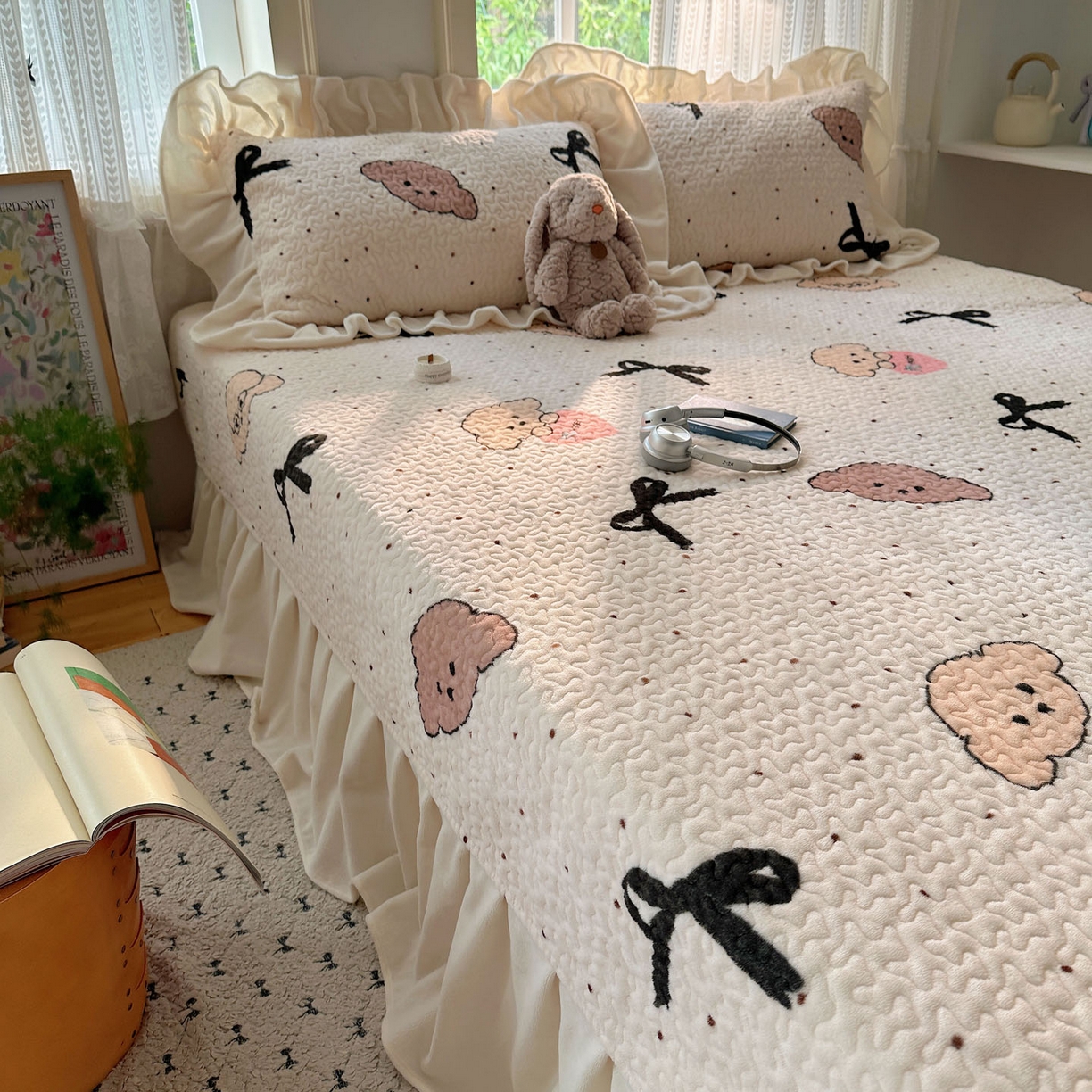 91家纺网 家纺一手货源 找家纺 红嘴企鹅 2025新款花边加厚牛奶绒单品床盖单件床盖三件套 蝴蝶狗狗